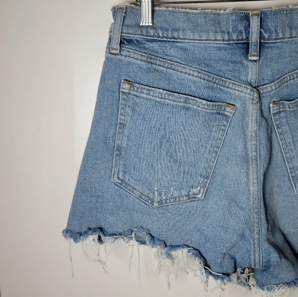 Abercrombie & Fitch The 4" Mom Medium Wash Short High Rise Raw Cut Hem Size 29/8 - Picture 8 of 10